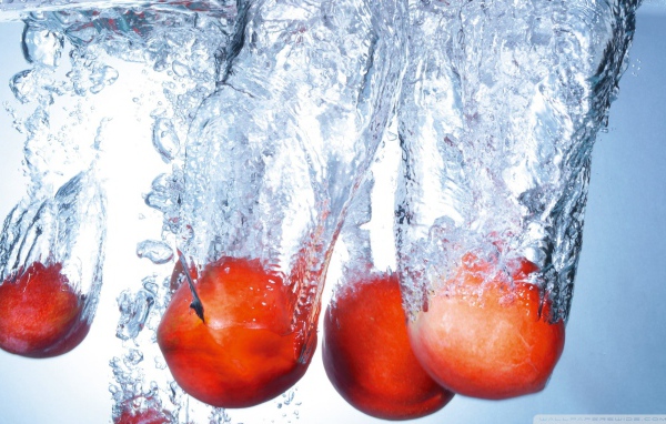 Спелые персики в воде