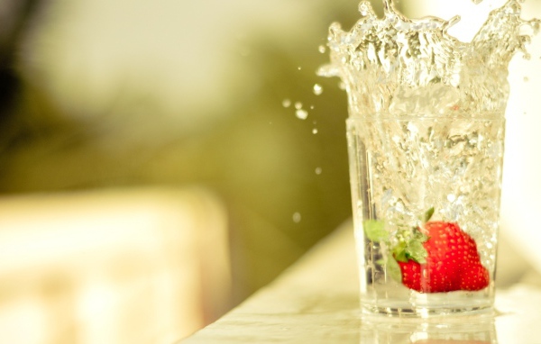 Клубника подняла бурю в стакане