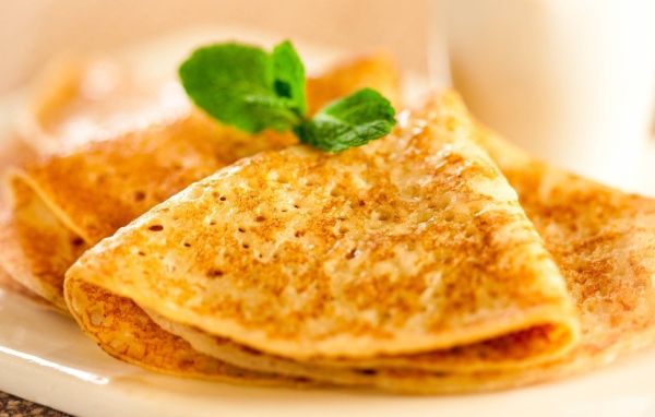 Листик мяты украшает блинчики