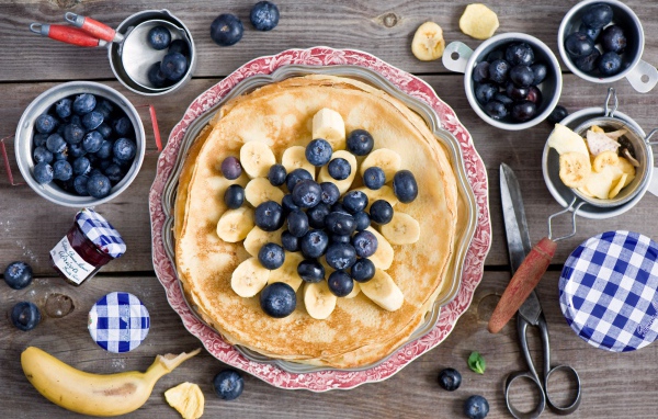 Блины с бананом и черникой