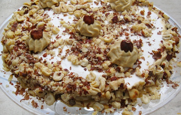 Торт, посыпанный орехами