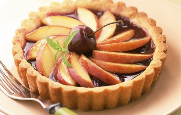 Вишня на яблочном десерте