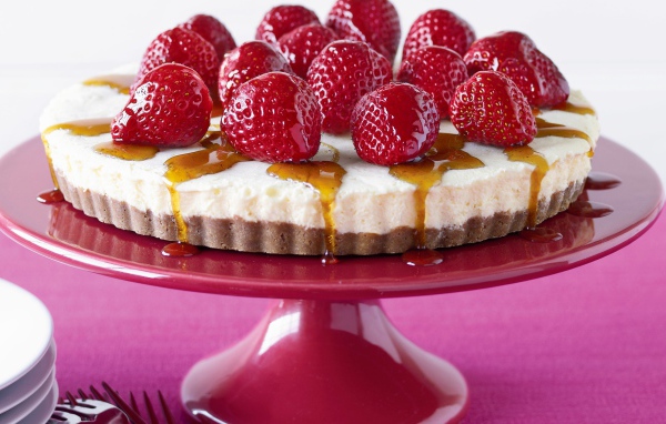 Десерт с клубникой и сиропом