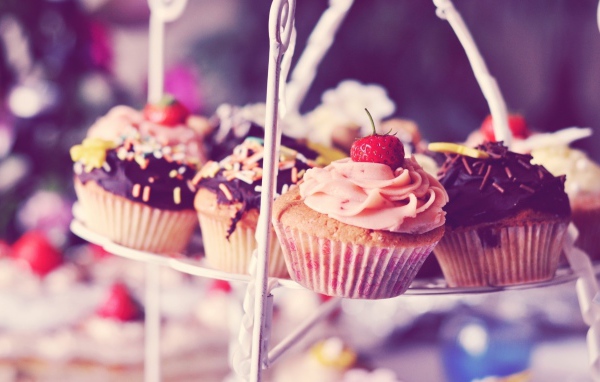 Фруктовые кексы на столе