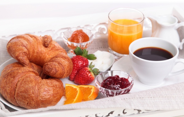 Фруктовые круассаны с соком и кофе