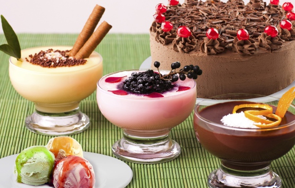 Мороженое, молочные коктейли и торт