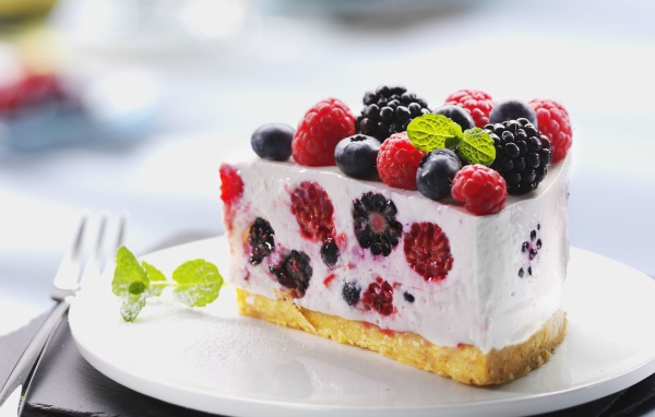 Пирог из творожного желе с ягодами