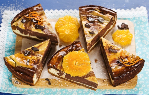 Кусочки шоколадно торта с апельсином