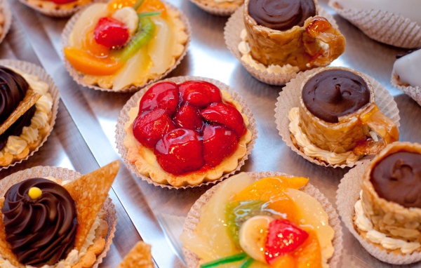 Выбор десертов на столе