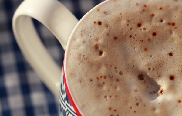 Коричневые точки на пенке кофе