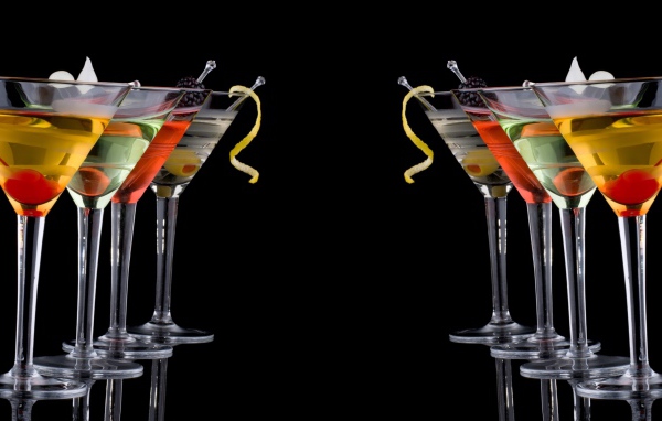 Слабоалкогольные коктейли, черный фон