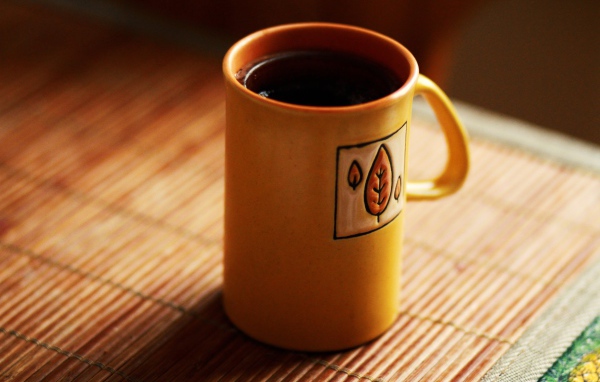 Кофе в высокой желтой чашке