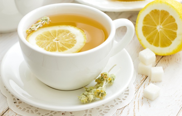 Лимон в травяном чае
