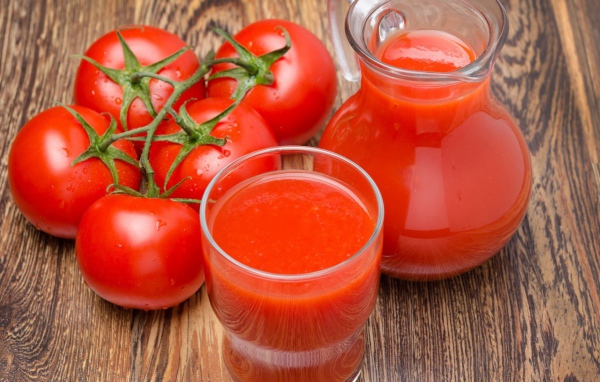 Густой томатный сок на столе