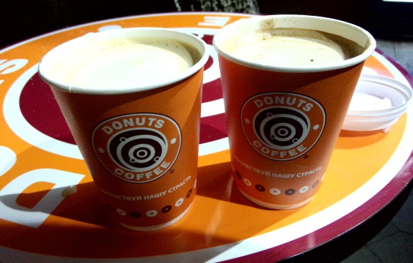 Два стакана кофе на подносе в кафе