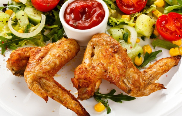 Жаренные крылышки с томатным соусом и овощами