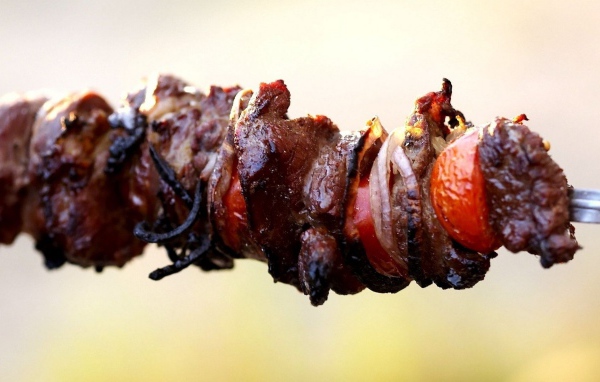 Шашлык на светлом фоне