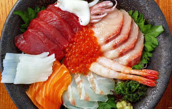 Рыбная нарезка в тарелке