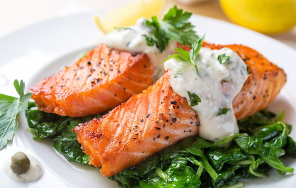 Красная рыба со шпинатом и соусом