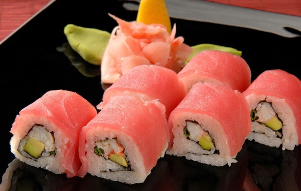 Суши роллы с розовой рыбой
