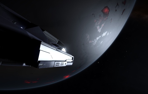 Корабль у серой планеты в игре Elite Dangerous