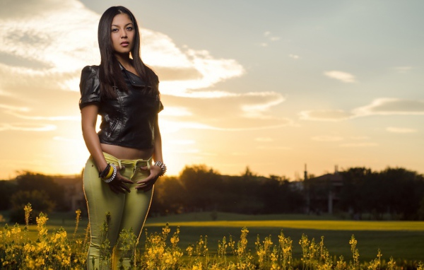 Девушка в кожаной куртке и желтых лосинах