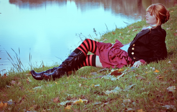 Девушка в чулках лежит на берегу