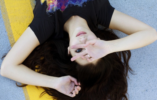 Актриса Эмили Радд лежит на спине