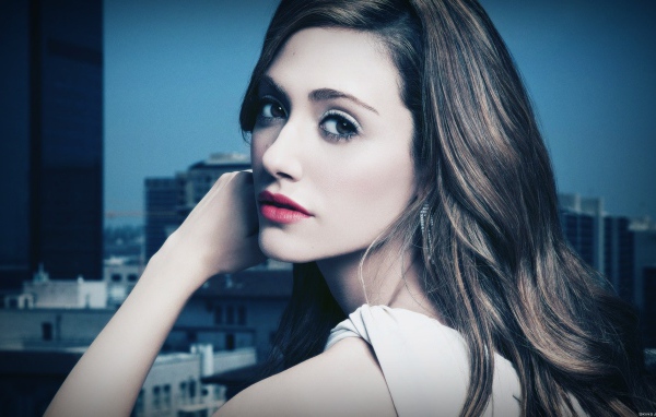 Девушка актриса Эмми Россам