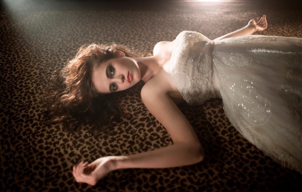 Актриса Ева Грин в белом платье