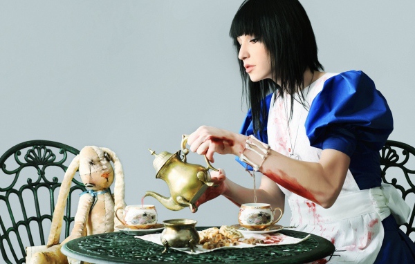 Взрослая девушка играет с куклой