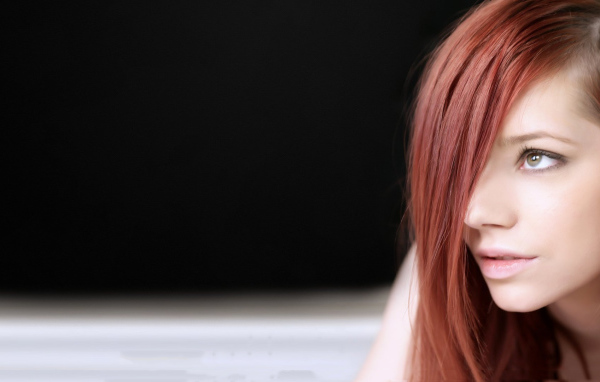 Ariel Piper Fawn на темном фоне