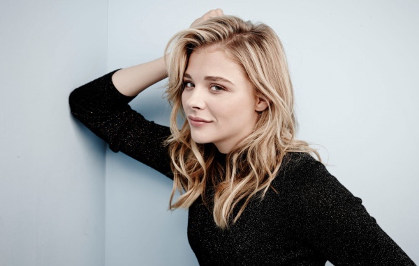 Красивая актриса блондинка Хлоя Мориц