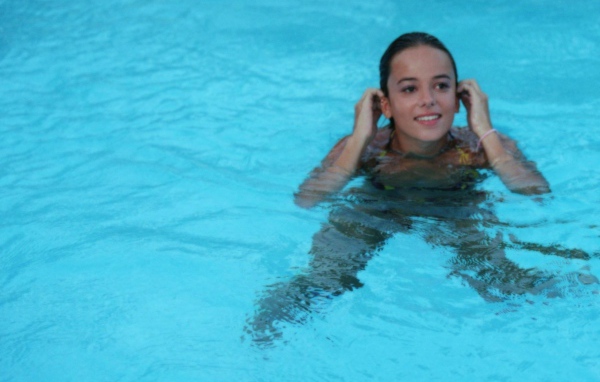 Красивая девушка Alizee в бассейне