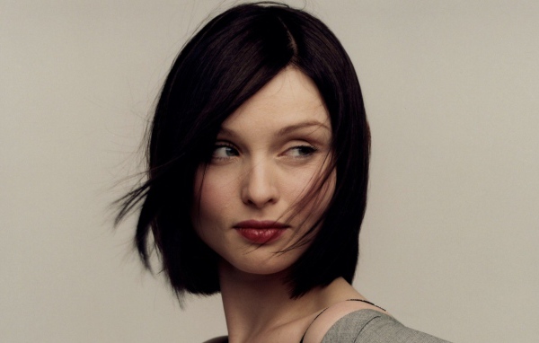 Красивая женщина Софи Эллис-Бекстор