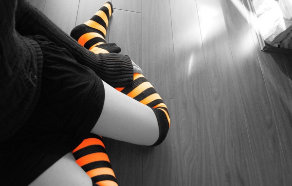 Черно оранжевые чулки на девушке