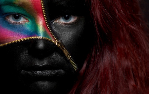 Черный грим на лице у девушки