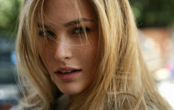 Модель блондинка Бар Рафаэли