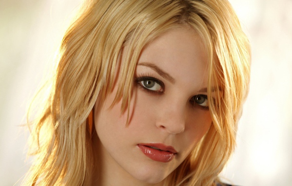 Блондинка Бри Дэниелс