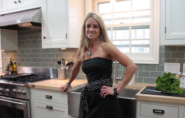 Блондинка Николь Кертис на кухне