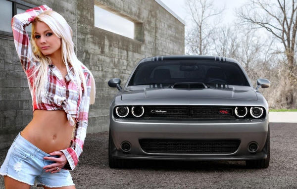 Блондинка на фоне серого Dodge Challenger