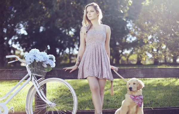 Блондинка с тату на руке выгуливает собаку