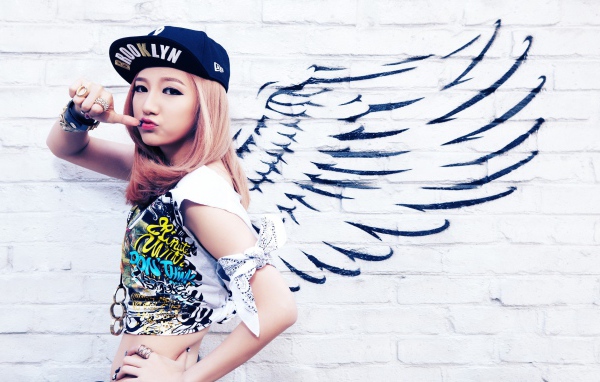 Блондинка в кепке ангел