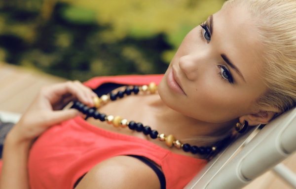 Блондинка с ожерельем на шее