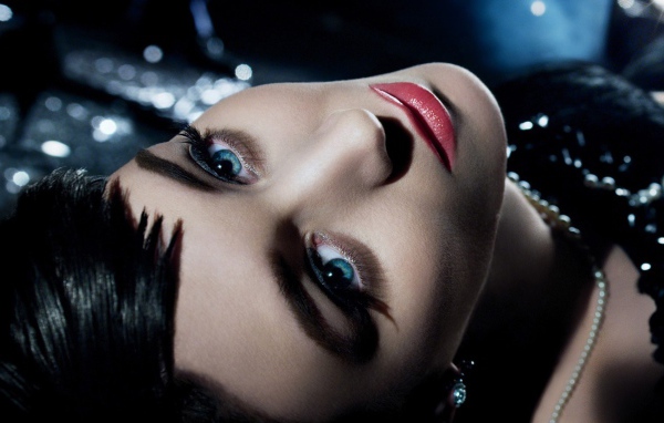 Голубоглазая брюнетка лежит в черном платье