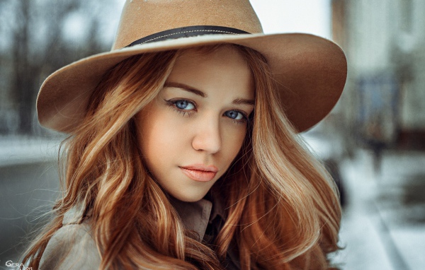 Голубоглазая девушка в коричневой ковбойской шляпе
