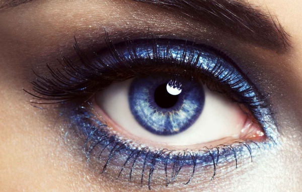 Голубой макияж на глазах голубоглазой девушки