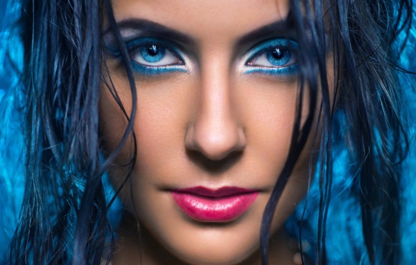 Голубой макияж девушки с голубыми волосами