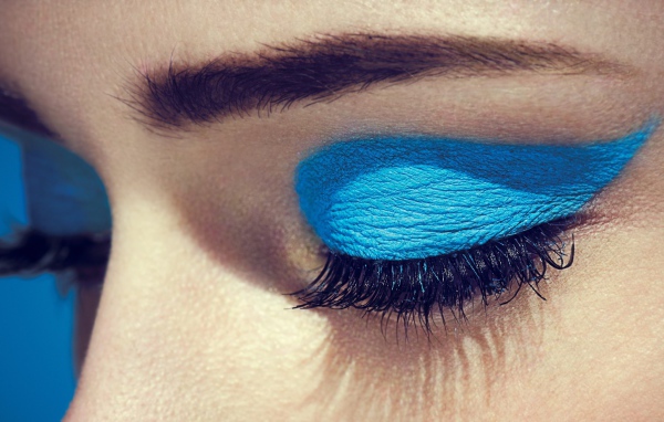Голубые тени аккуратно нанесены на глаза