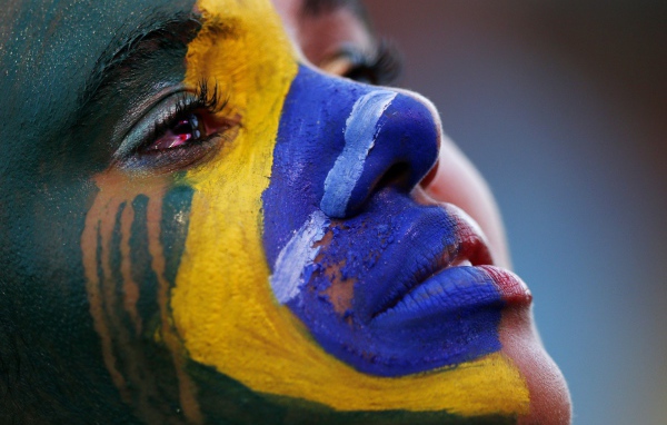 Флаг Бразилии нарисован на лице девушки